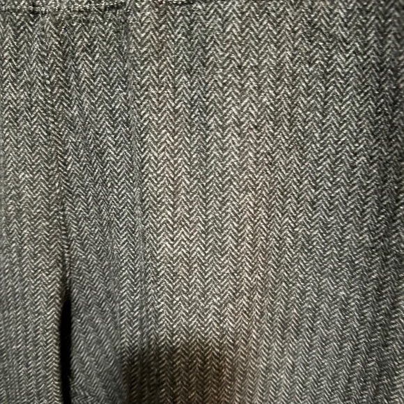 LOFT - Grey / Black chevron pattern textured leggings, Size XL - Picture 2 of 4